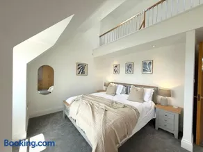 Tenby Sea View Apartment with Swimming Pool - Image 5