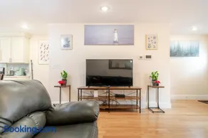 Bright 3BR Quincy Townhouse w Laundry, Bathtub & Near Red Line 41 - Image 4
