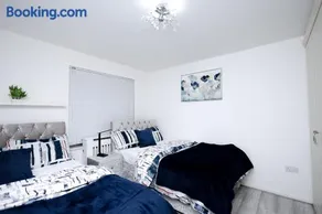 Cozy Place in Salford, Sleeps 8, 4 Bedroom, 5 Beds - Image 5