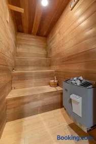 Vineyard Haven AC Jacuzzi Sauna Private En Suite - Image 1
