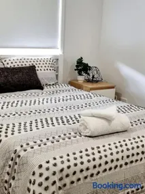 5-Bedroom House: Ensuite, Netflix, Prime Location - Image 4