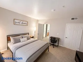 Private Ensuite Room in Shared Luxury Apartment with Gym,Hot Tub,Gym,Sauna,Pool - Image 4