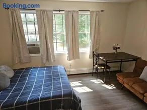 Adorable 1 bedroom with off-street parking - Image 5