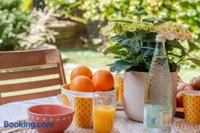 Pretty garden apartment next to a charming beach - Image 2