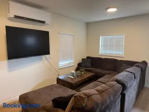 Sleek & Secure Modern Suite Near Ferry - Image 3