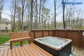 Hot Tub Chalet - Fire Pit - Arrowhead Lake Poconos - Image 2