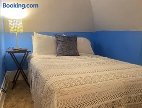 Sleeps 8 Cozy 2br Apartment in Triplex plus WIFI - Image 1