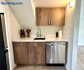 Chic, Cozy & New Prime location with AC, Street Parking #4 - Image 2