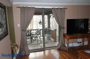 Private Cottage in Carnegie - Close to Downtown - Pet Friendly - Image 3
