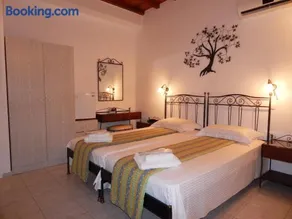 Classic Seaside Apartment In Tinos - Image 2