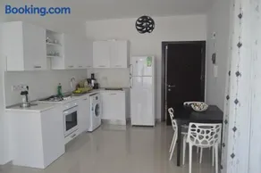 White Suit Apartment - Image 3