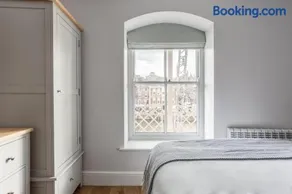 Luxury Apartment Woodsmill View - on the river - with balcony - Recently refurbished - Image 4