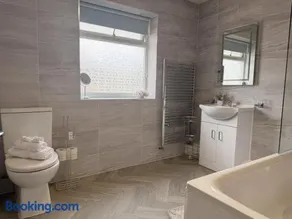 Modern 4BR House in Windsor, Parking and Garden - Image 4