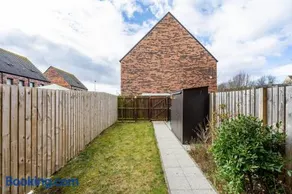 Bright, modern 2 bedroom house with free parking! - Image 3
