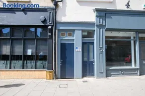 King size 1 bedroom comfort apartment en suite shower free toiletries wifi and hairdryer - Image 2