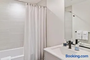 Modern apartment near light rail - Image 3