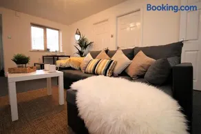 Thesiger Court Apartments - Free Private Parking - by Property Promise - Image 1