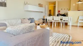 Ruim, lichtrijk appartement met groot terras uitstekend gelegen in De Panne - Image 2