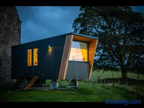 Laverock How Shepherds Hut with private hot tub - Image 3