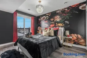 Stylish Penthouse with Rooftop & Parking Included - Image 2