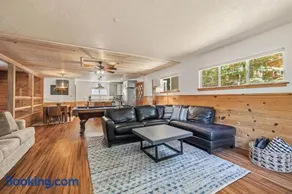 Blue Bear Lodge-By the river, pool table, open concept - Image 2