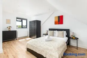 NEW-Modern Eco 4 Bed-Business and Leisure-Parking-EV Charger-By FabAccommodation - Image 2