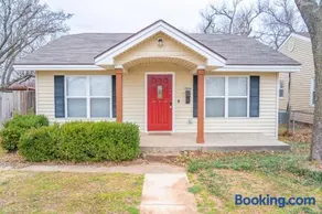 The Drover House by USAO in Chickasha, Fenced Yard, King Bed, Smart TV, High Speed WIFI & Covered Parking - Image 2
