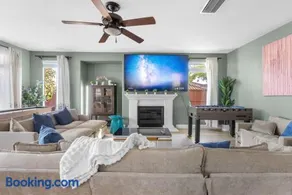 Game Lovers Retreat, spacious 4000 sqft Getaway - Image 4