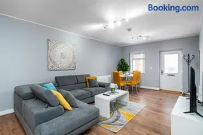 Large Apartment Near Stonehenge Amesbury Town Centre Smart TVs Netflix FREE PARKING - Image 3