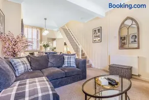 Chester City Centre Cottage, Sleeps 6 with FREE Parking - Image 1