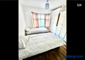 Spacious Private Room in Vibrant Near Selhurst Park stadium - Image 2