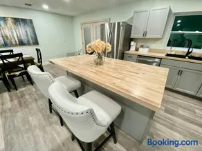 Charming renovated home with jetted tub/king beds - Image 3