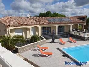 villa 15 personnes avec piscine et terrain de pétanque - Image 1
