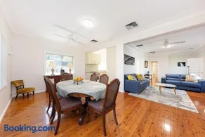 Luxury 3 bedroom 2 bathroom full home, easy access, pet friendly, near Cronulla - Image 4