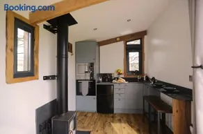 1 Bed Hut - Sleeps 4 - Pets - Parking - Image 5