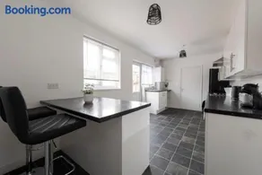 Comfortable 3BR House Pool Table, WiFi & Free Parking - Image 5