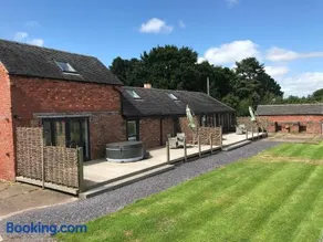 The Stables and Granary at Shawbroom Farm - Image 1
