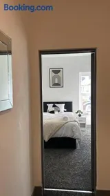 Mayple Double Room with Private Bathroom - Image 4