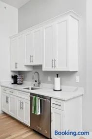 Old Port Brick Loft, Walk to Dining & Waterfront - Image 2