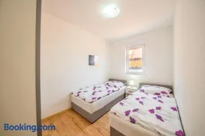 Apartment with 2 Bedrooms in Vrsi with Enclosed Garden and WiFi 350 m from The Beach - Image 4