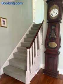 Huge 4 Bed Family house with garden and parking - Image 3