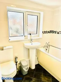 Stylish 5BR Home Free Parking & Fast WiFi - Image 2