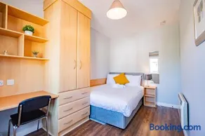 Large 4 Bed Limerick Apt - Near Shops & Campus - Image 4