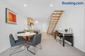 Light Filled 2BDR Loft in Kingston with Parking - Image 3