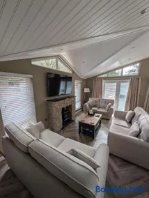 Luxury Hot Tub 3 Bedroom Lodge - Lake Windermere - Image 2