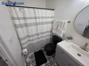 Spacious 3BR Retreat Perfect for Groups Near Downtown - Image 2