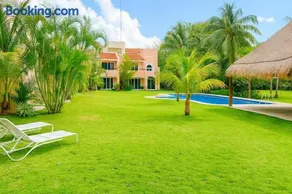 Spacious Family Home with Pool & Beach Access - Image 3