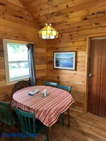 Sea breeze Retreat-Family-Friendly 3BR Waterfront Cottage with Private Deck - Image 2