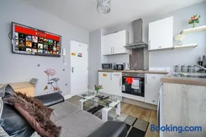 * Well equipped apartment for a relaxing cosy and luxurious fun stay + Free Parking + Free Fast WiFi * - Image 2