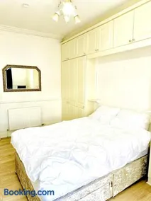 Private Modern 2 Bedroom Home with Lounge and Kitchen - Image 4